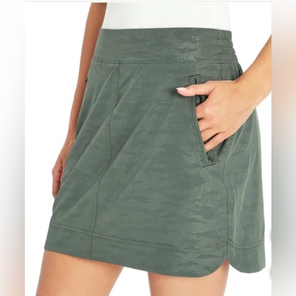 Orvis Dresses & Skirts - Orvis Green Ladies' Embossed Pull On Skort Medium